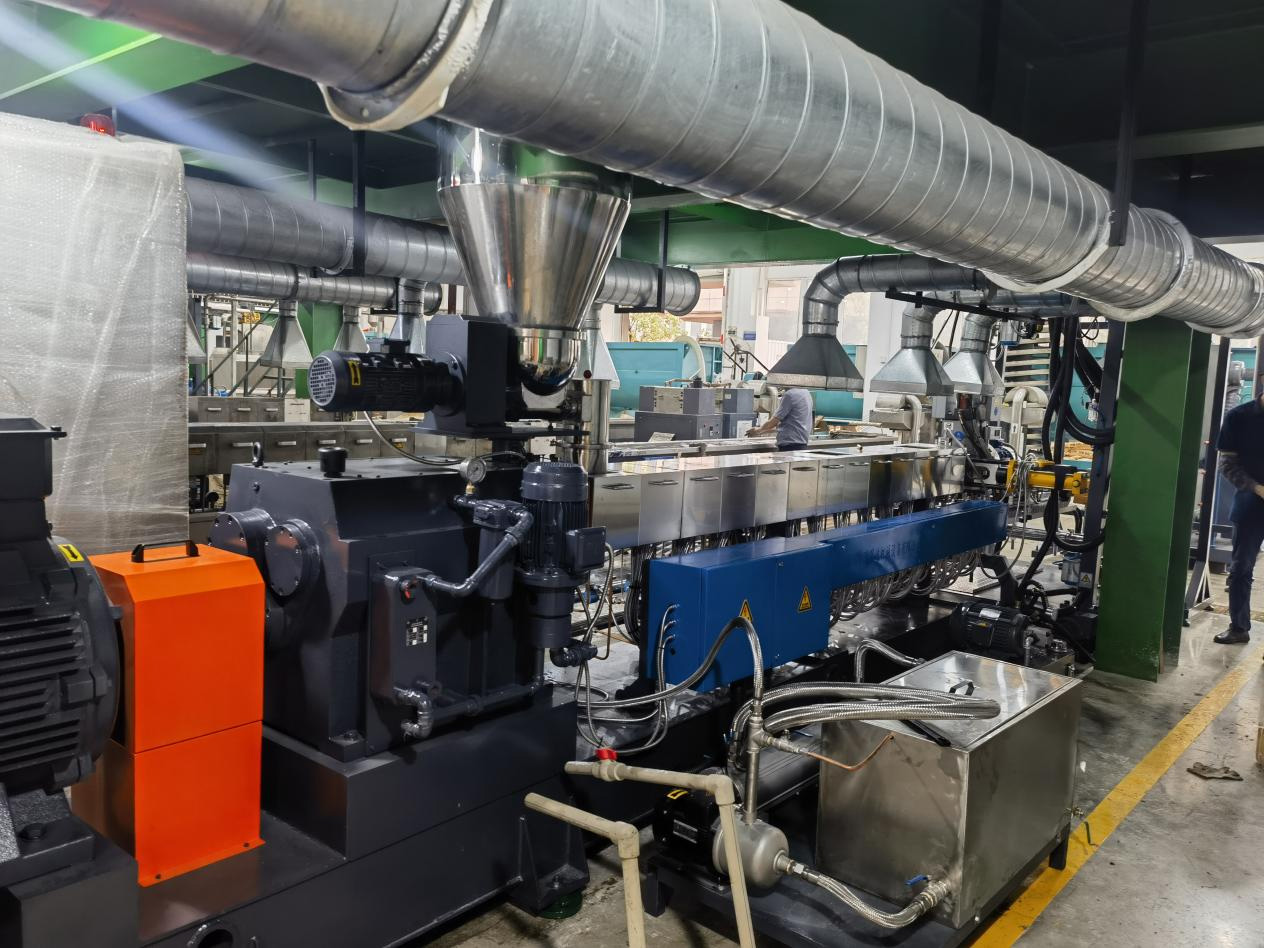 色婷婷五月电影网TPE引(yǐn)進雙螺杆擠出機+水下切(qiē)生產(chǎn)線自動化設備 色婷婷五月电影网TPE引進雙(shuāng)螺杆擠出機+水下切生產線自動化設(shè)備