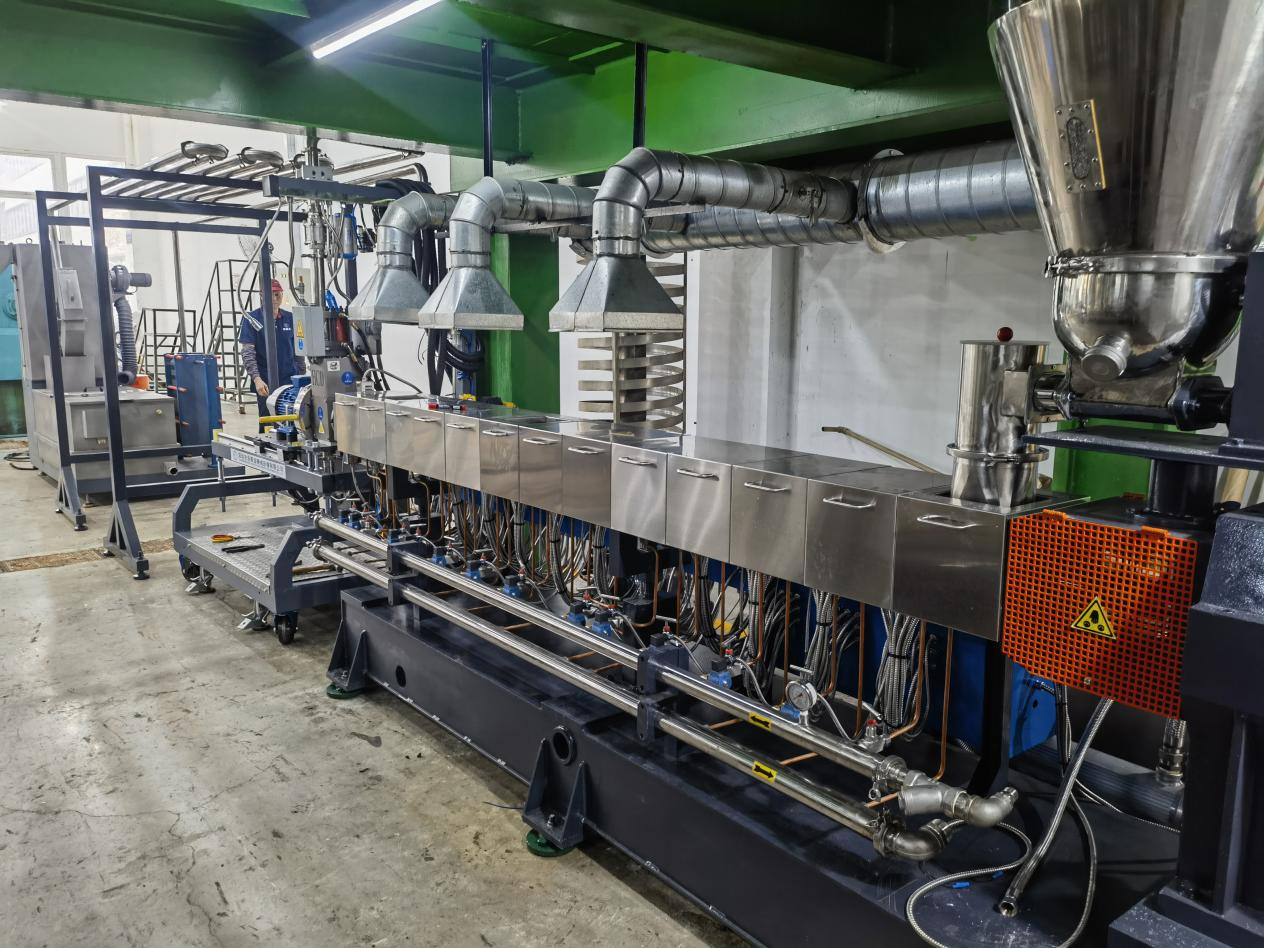 色婷婷五月电影网TPE引進雙螺杆擠出機+水(shuǐ)下切生產(chǎn)線自動化設備 色婷婷五月电影网TPE引進雙螺杆(gǎn)擠出機+水下(xià)切生(shēng)產線自動化設備